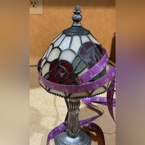 Elements: Tiffany style vintage rose/ grey table/bed side small stainglass lamp. - Picture 5 of 6